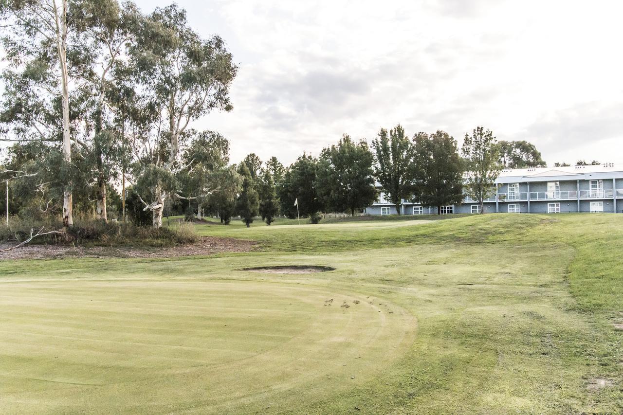 Abode Narrabundah Hotel Canberra Exterior photo