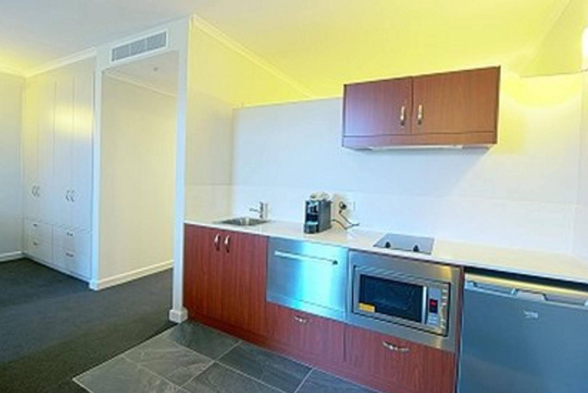 Abode Narrabundah Hotel Canberra Exterior photo