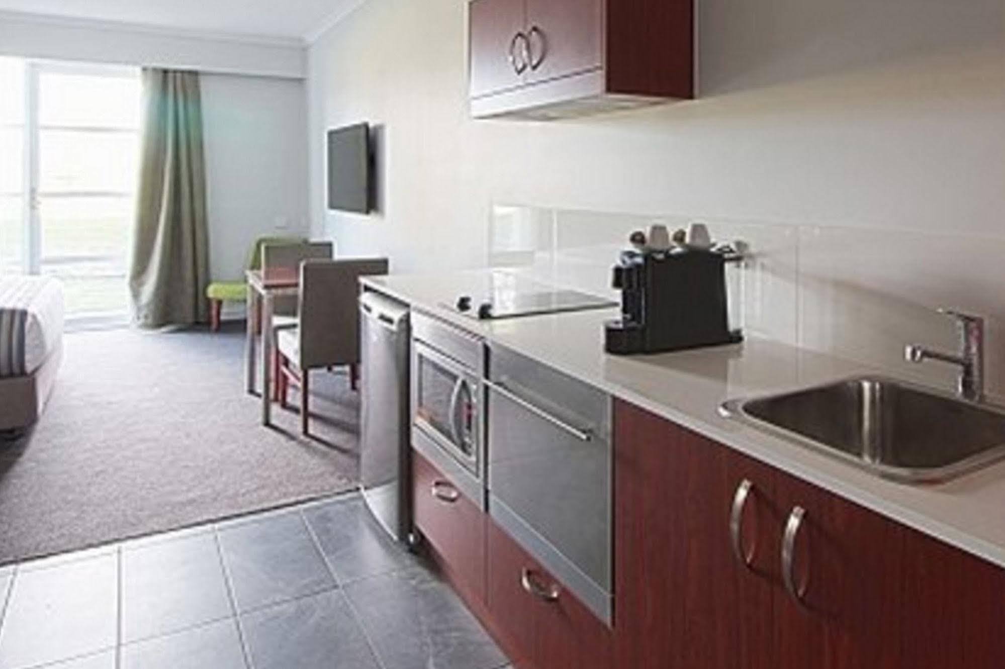 Abode Narrabundah Hotel Canberra Exterior photo