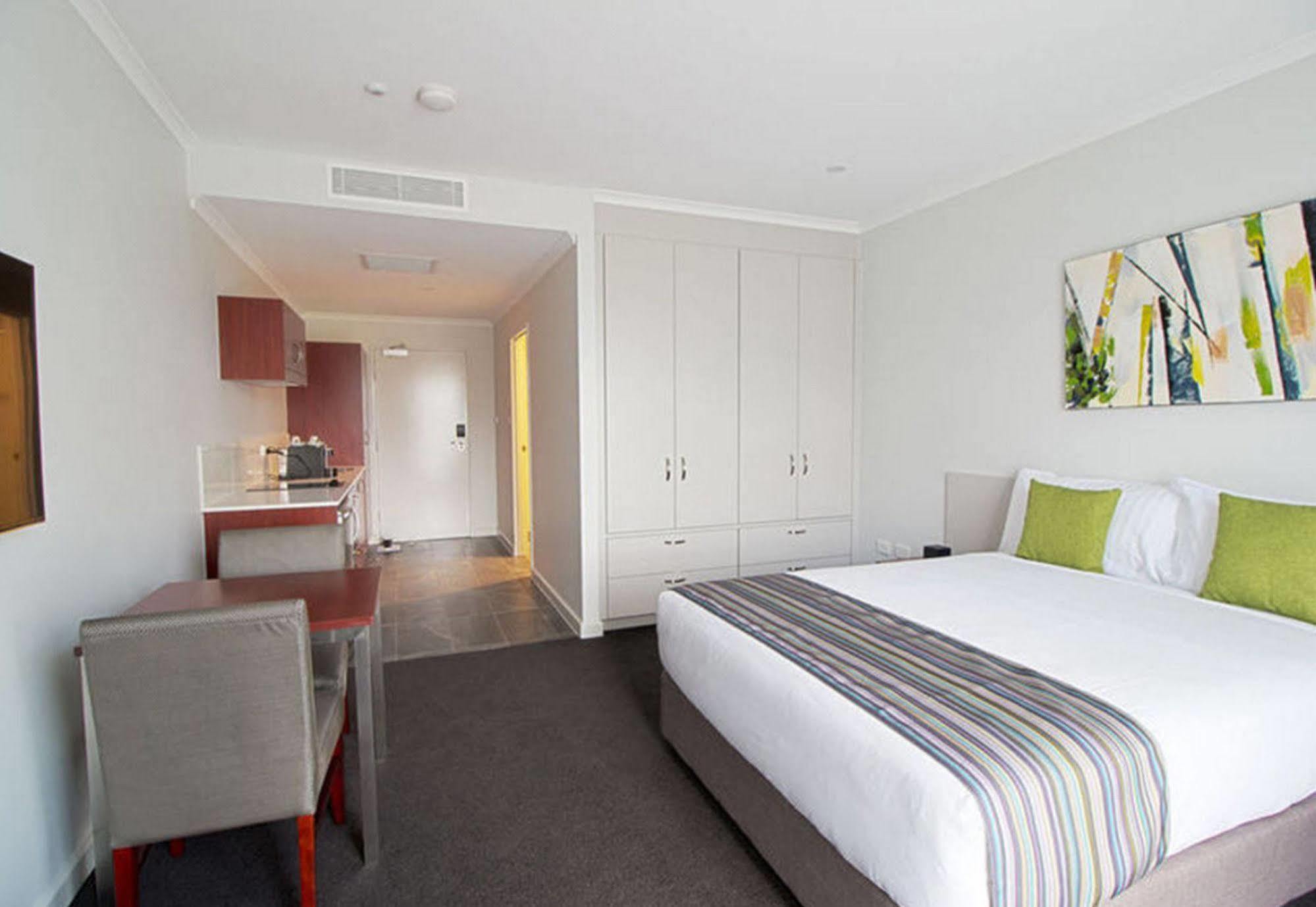 Abode Narrabundah Hotel Canberra Exterior photo