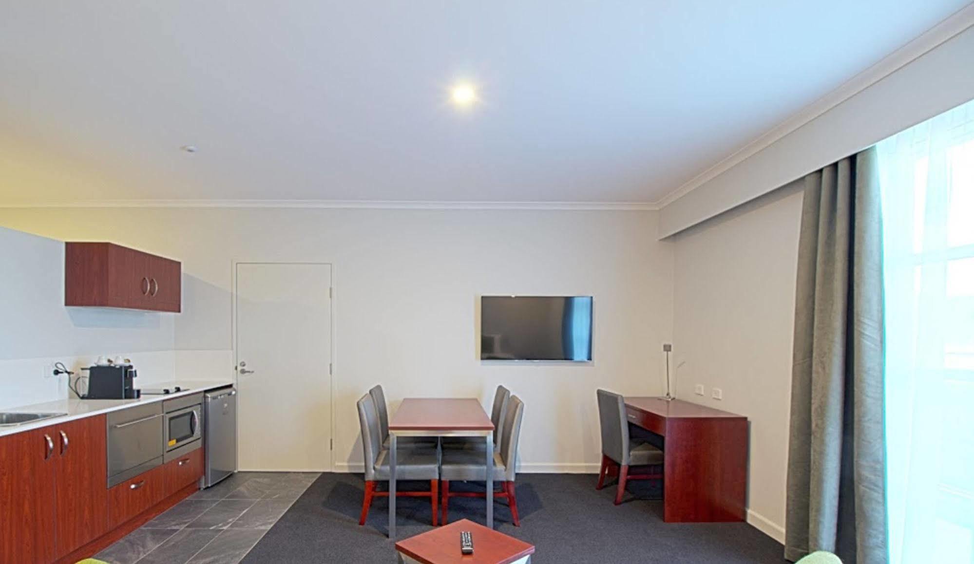 Abode Narrabundah Hotel Canberra Exterior photo