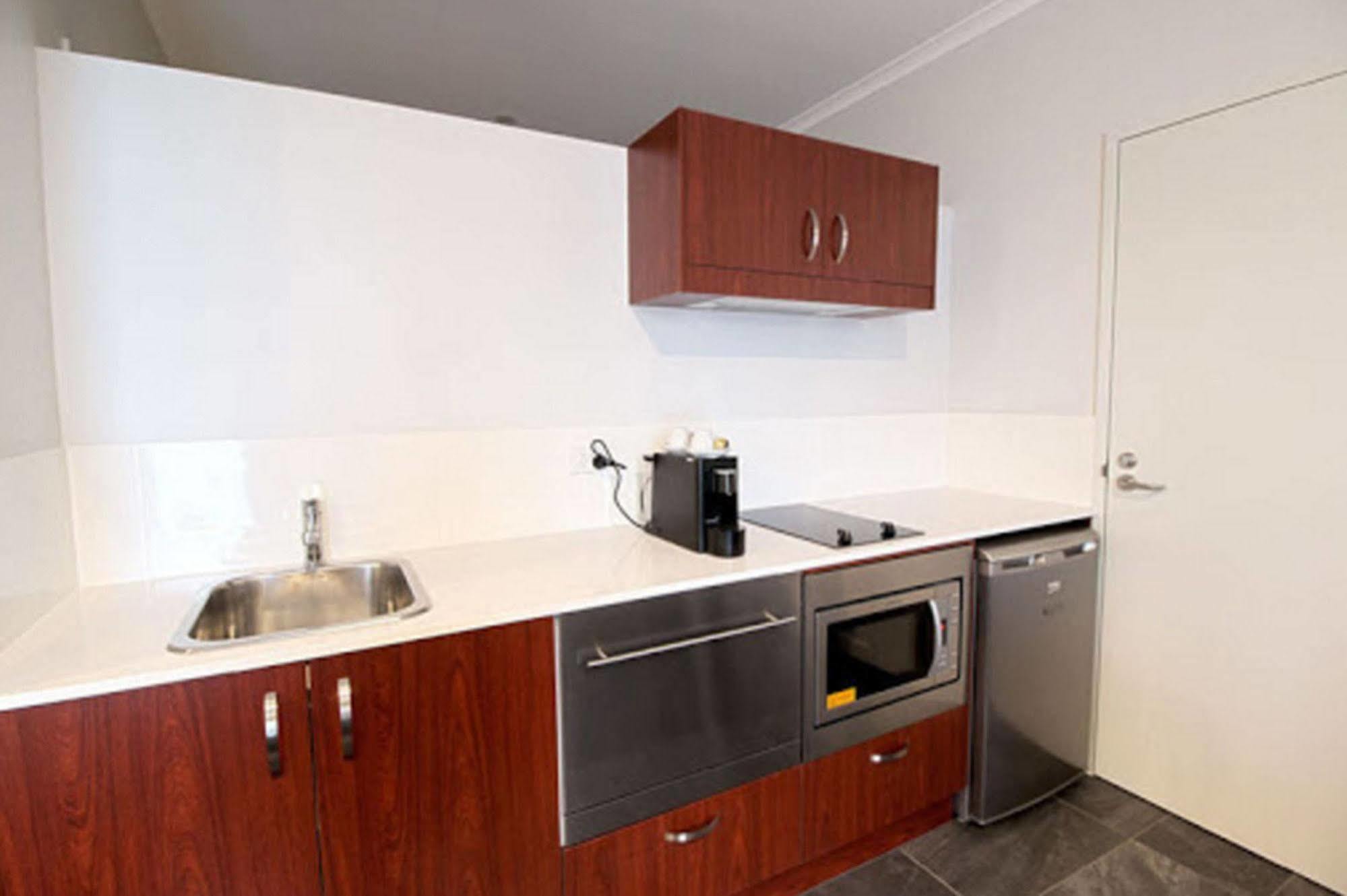 Abode Narrabundah Hotel Canberra Exterior photo